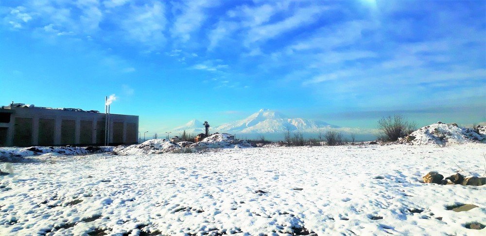 Прекрасний вид на Арарат зимой