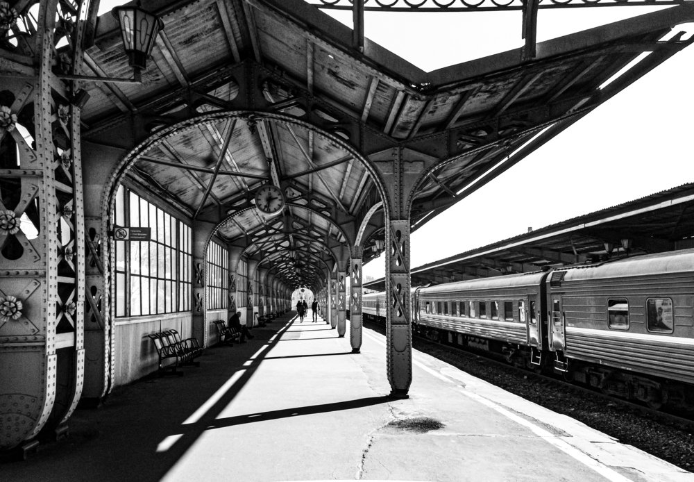 Тени дня на перроне