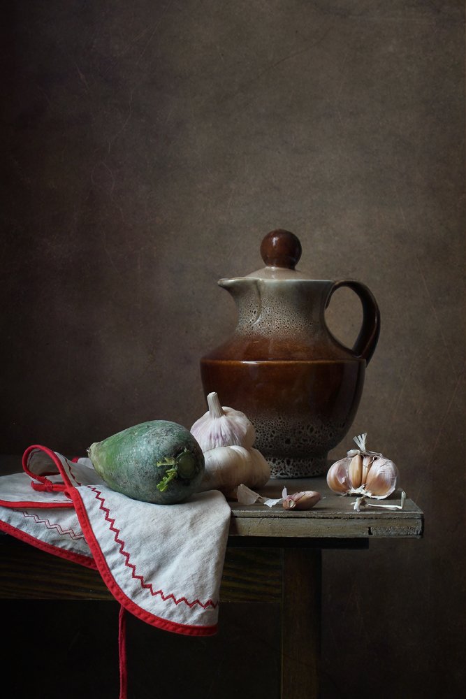 Натюрморт с зеленой редькой и чесноком