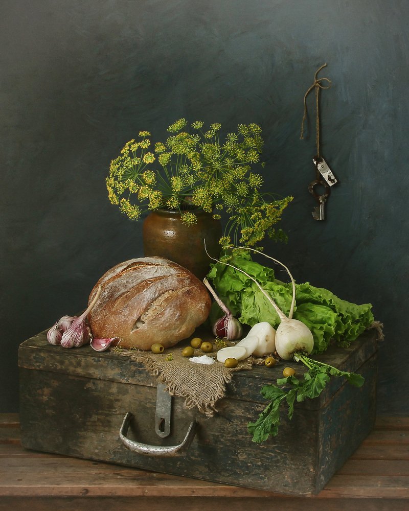 на старом чемодане...