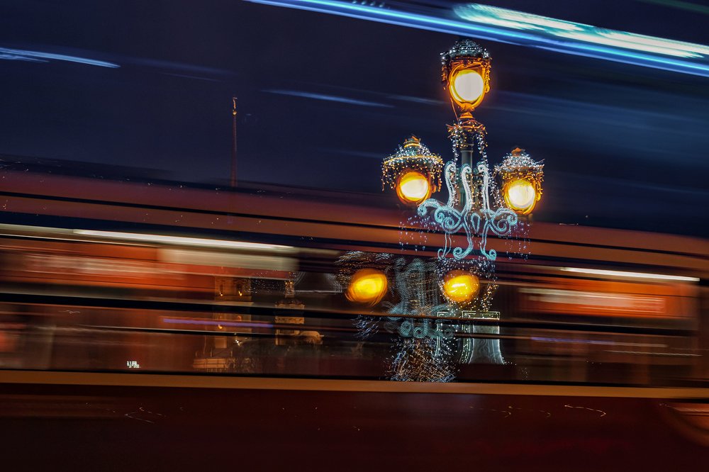 Фонарь Трамвай и шпиль Петропавловской крепости