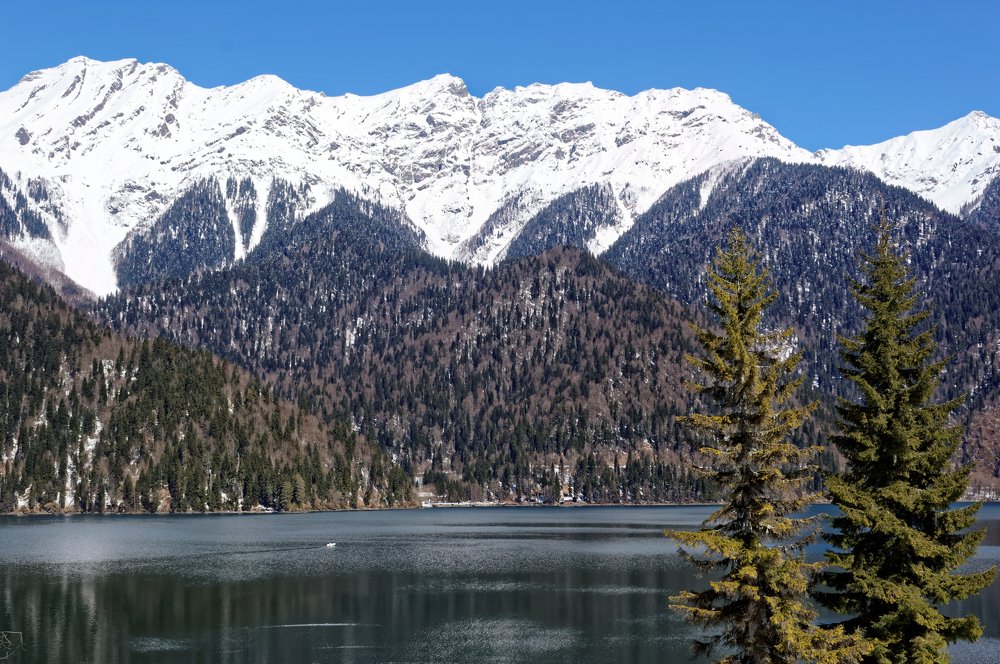 Зимнее озеро Рица