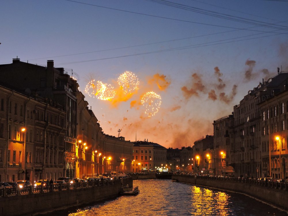 Праздничный салют в Питере.