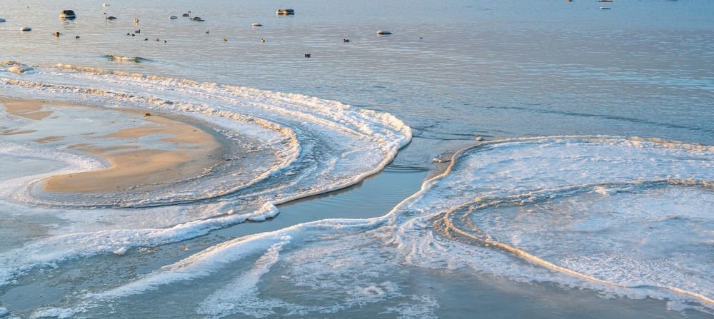 Winter time is beginning on the sea