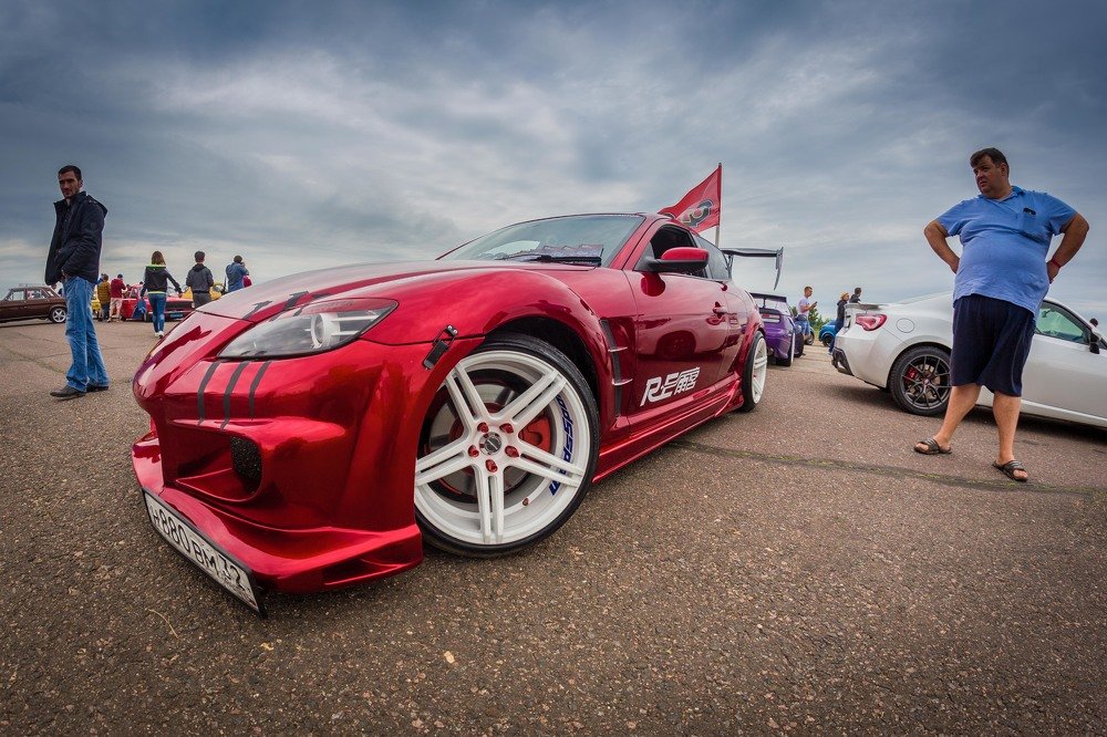 И только одна я в красном! Mazda!