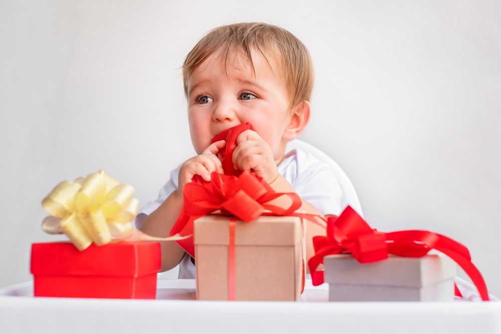 Ребёнок с подарками