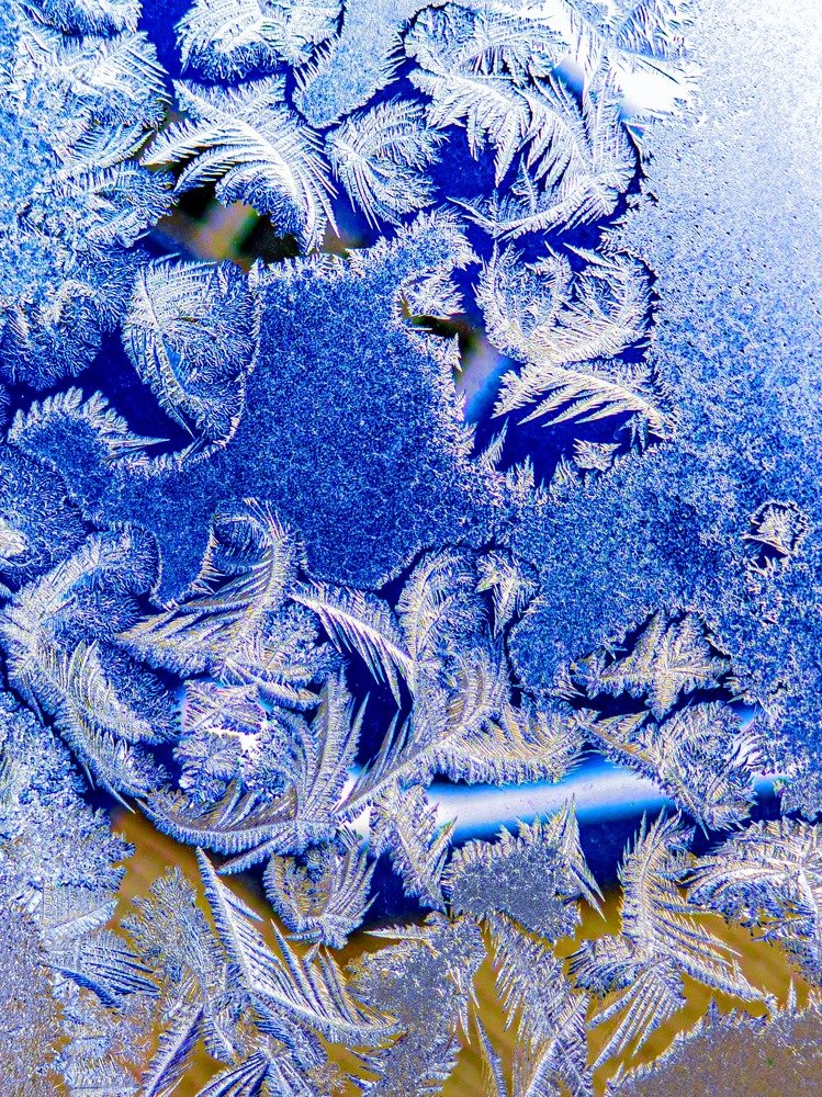 Иний на стекле и цвета окружающего мира