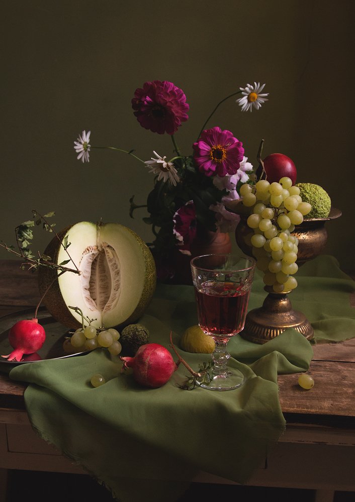 Фрукты и цветы.