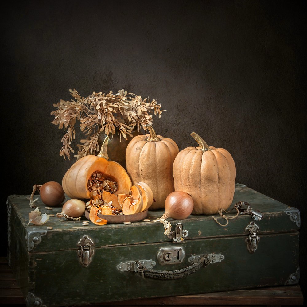 на старом чемодане...