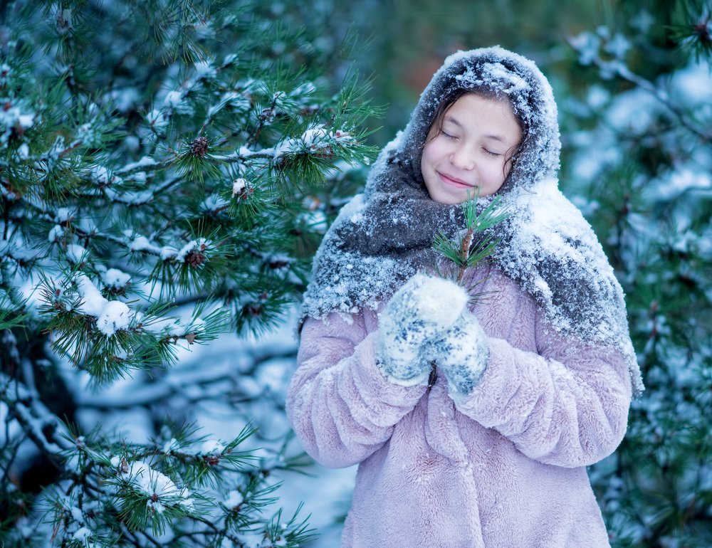 Девочка с сосновой веточкой