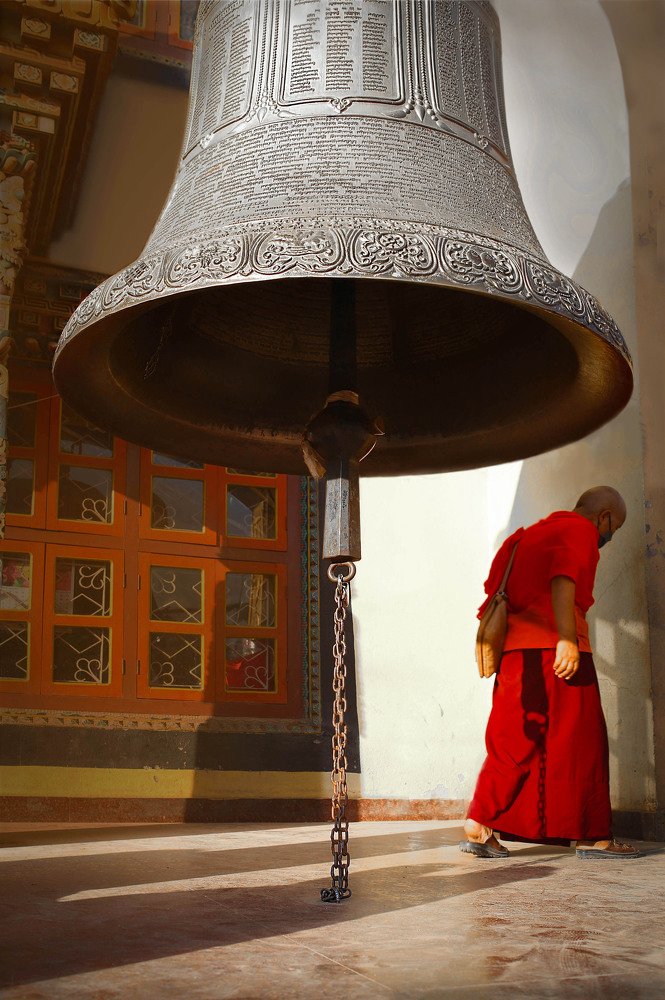 Вечер. Колокол смолк.