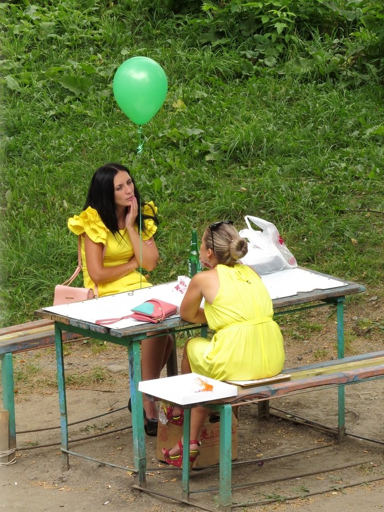 Подруги во дворе на скамейке