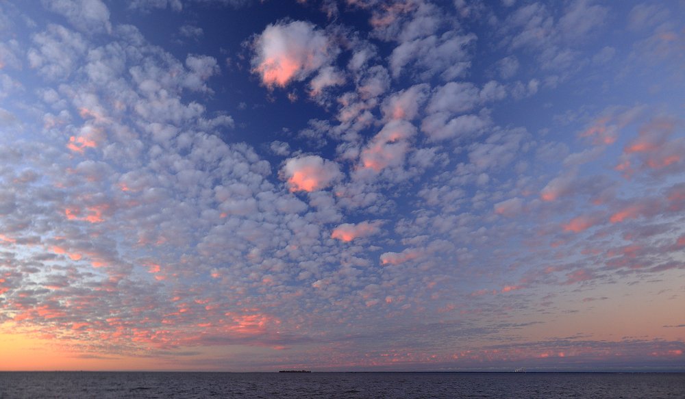 Когда румянится закат...