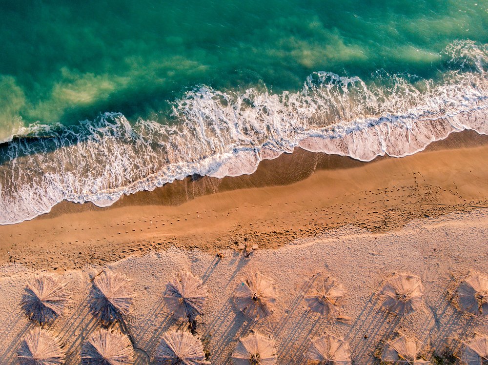 Пляж в лучах заката