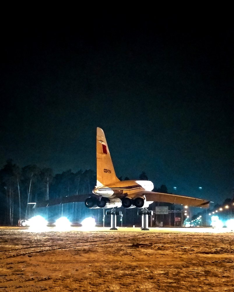 Памятник самолету ТУ - 144