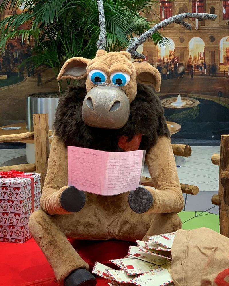 Новогодний декор в Centro Commerciale.Марке