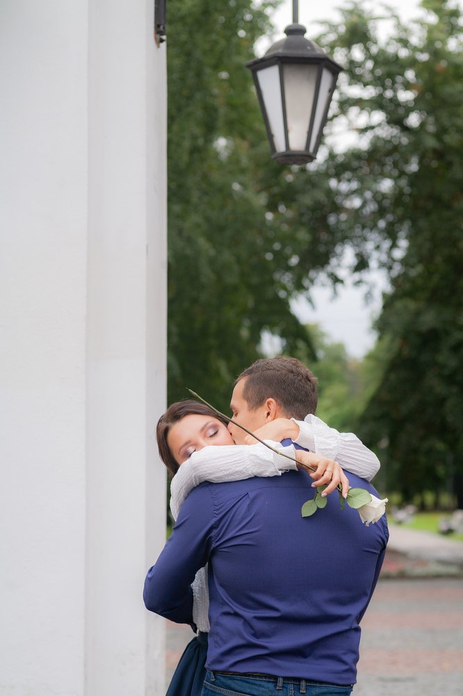 День. Улица. Фонарь. Влюблённые.