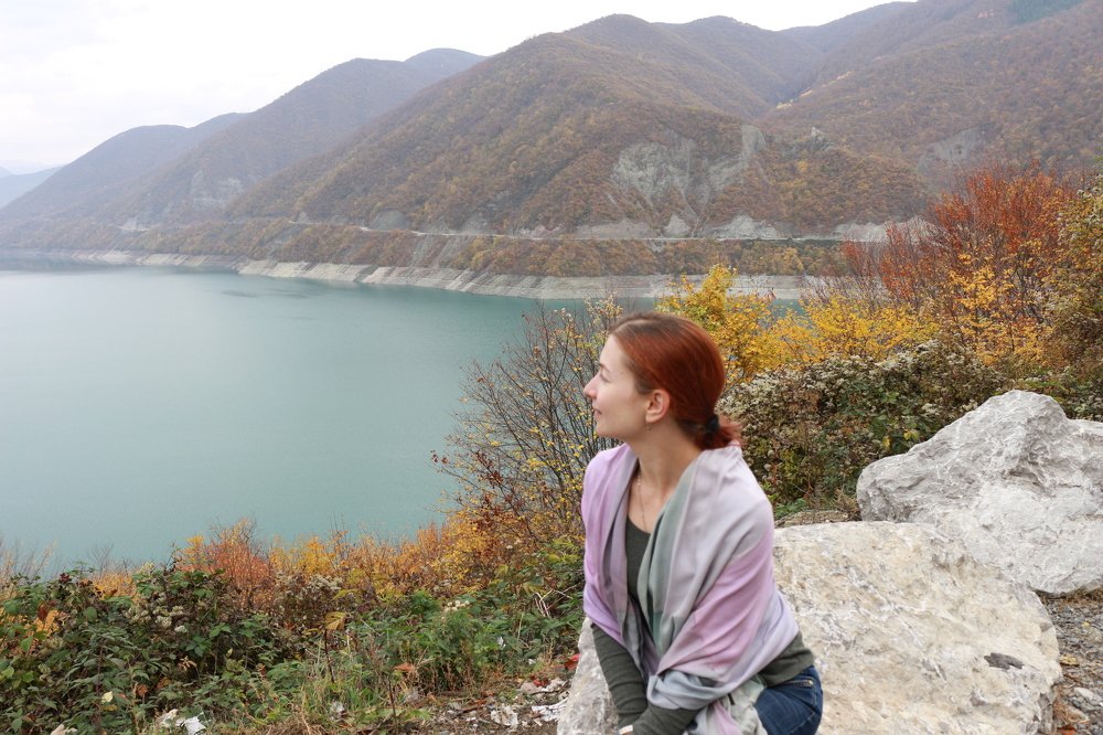 девушка около озера