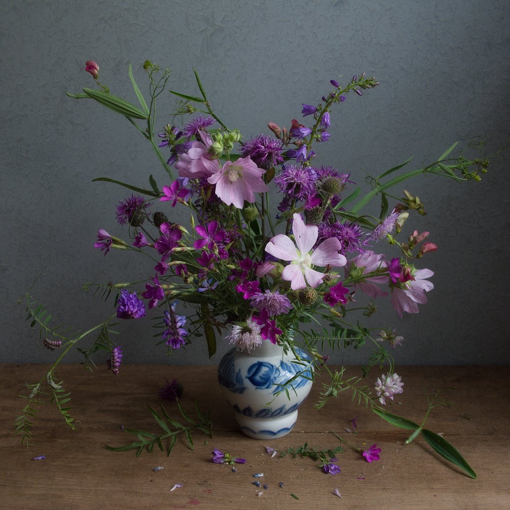 Букет луговых цветов в сиреневых тонах.