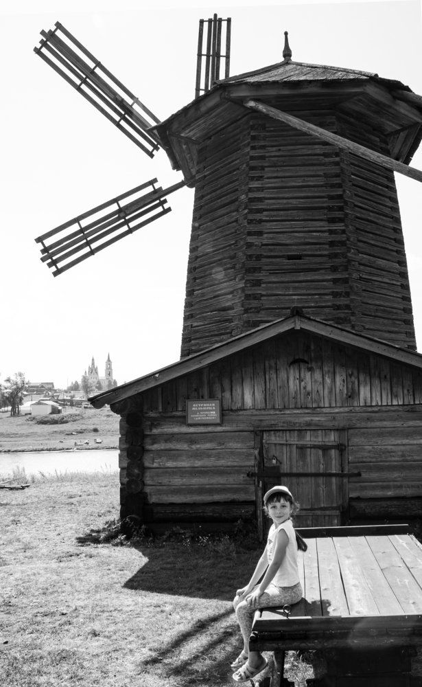 У мельницы.