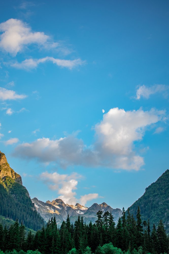 Луна в горах