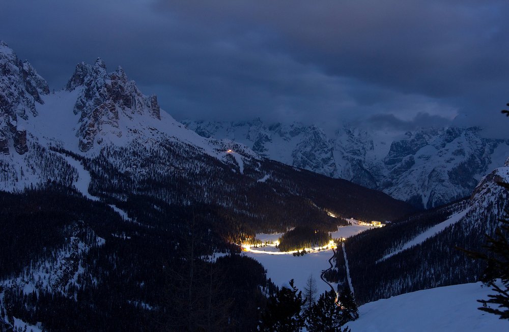 came home with a flashlight (возвращался с фонариком)