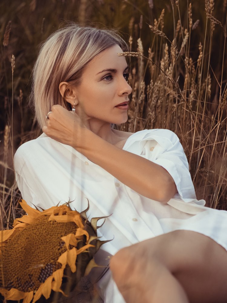 Женщина с подсолнухом