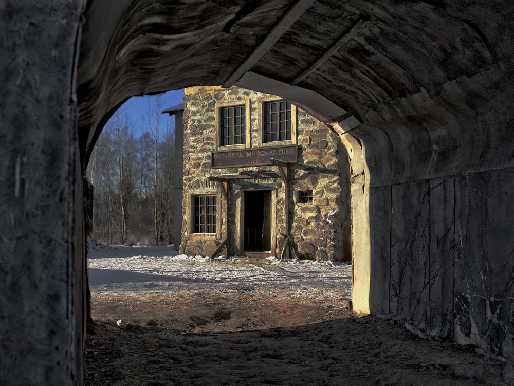 Картонные ворота в картонный город