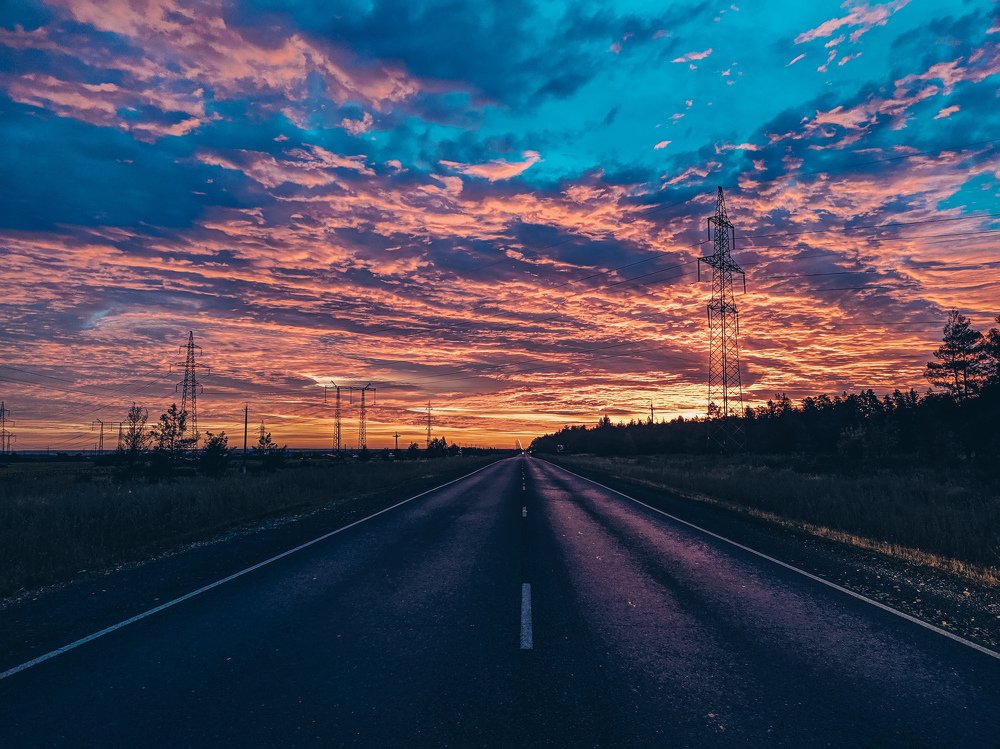 Фантастический рассвет посреди дороги. Fantastic sunrise in the middle of the road.