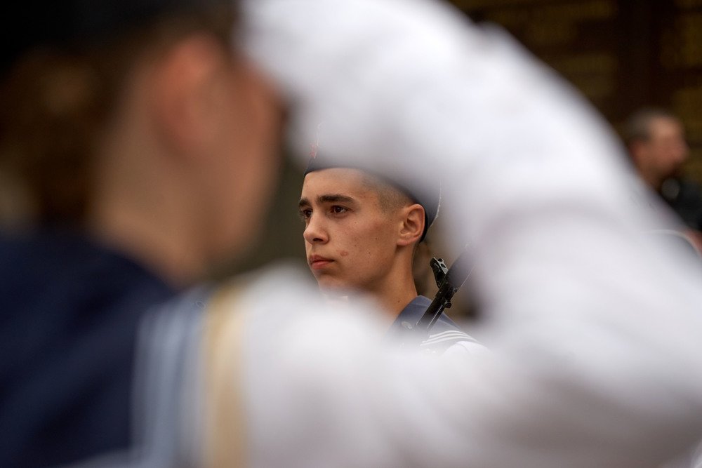 В почётном карауле.