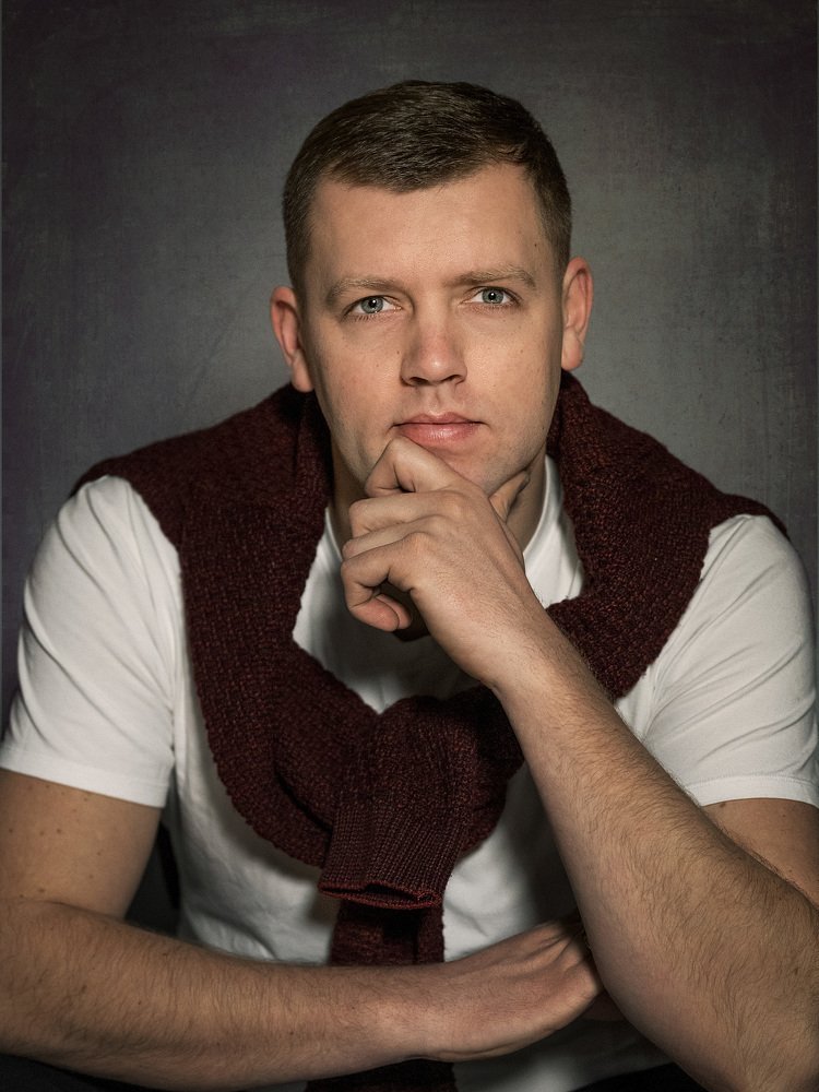 Портер молодого мужчины