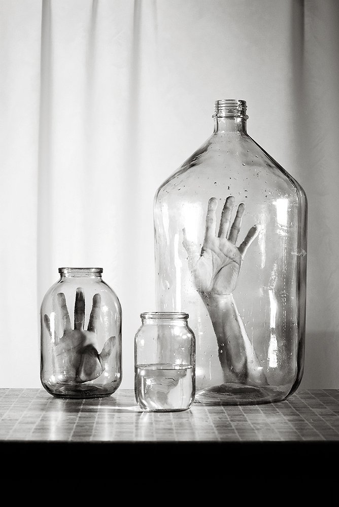 Композиция с бутылём и банками