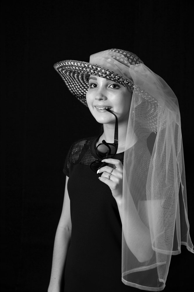 счастливая и задумчивая девушка