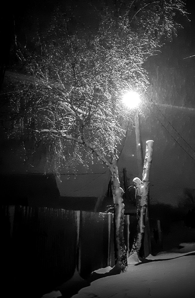 Ночь. Улица. Фонарь