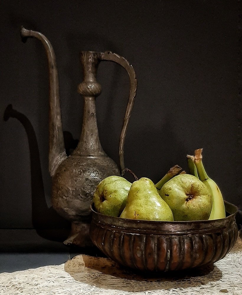 Кувшин, груши и бананы