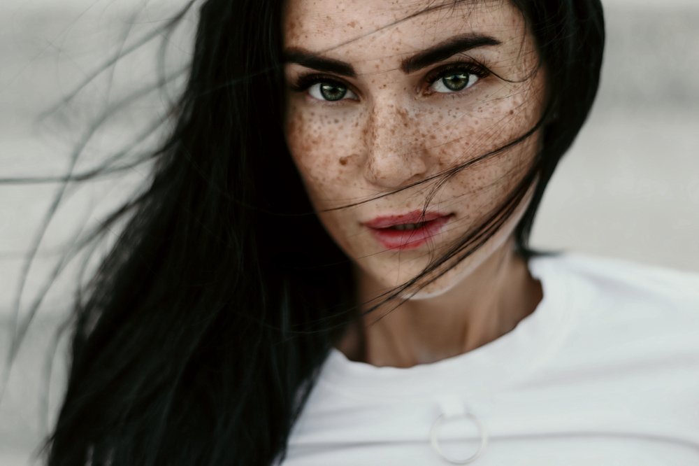 Девушка с веснушками