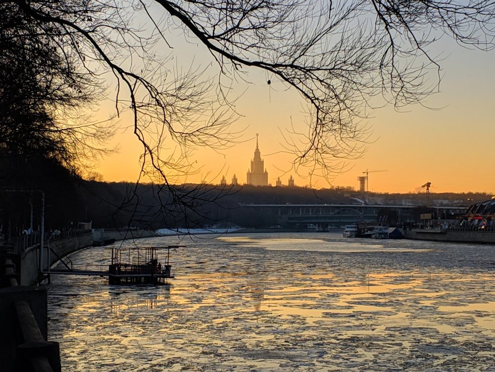 Москва-река в лучах заката. Вид на  МГУ.