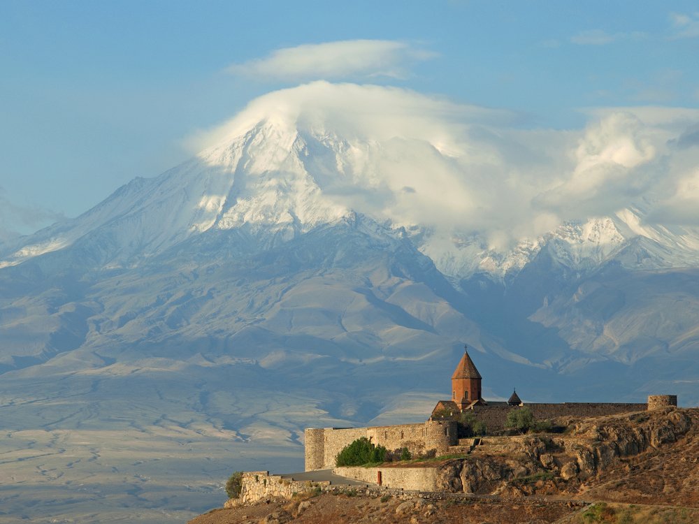 Монастырь у горы