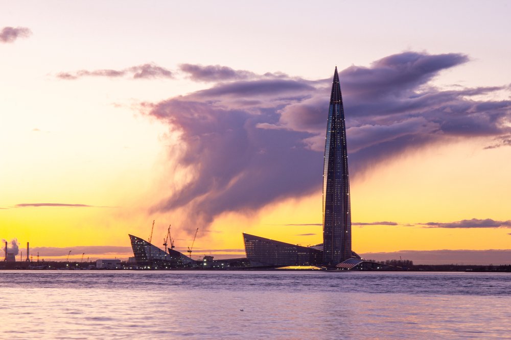 Лахта центр на фоне фиолетового заката
