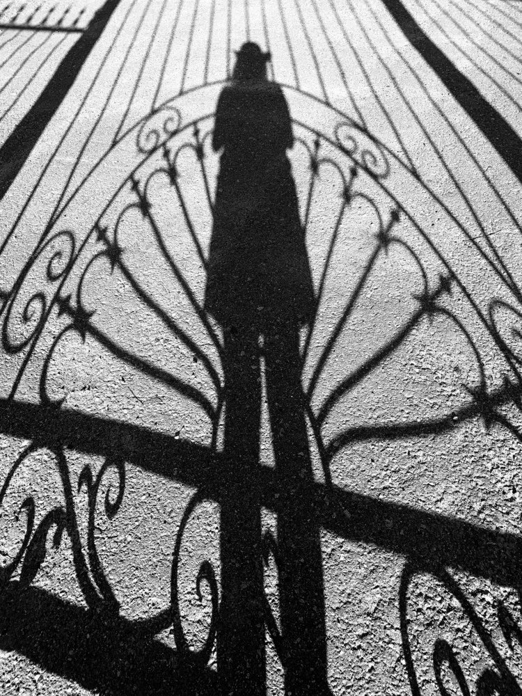 Girl with peacock tail / Девушка с хвостом павлина