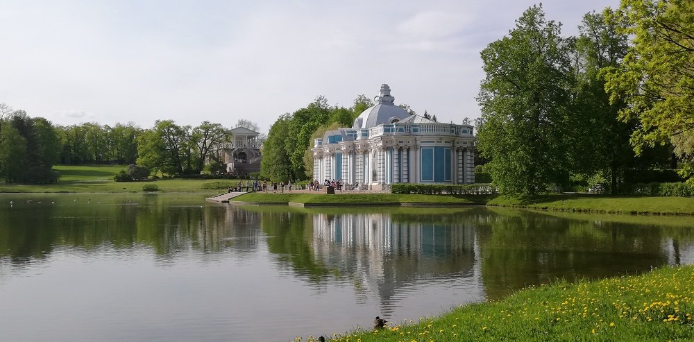 В обрамлении зелени