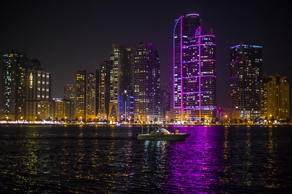 Шарджа в ночи