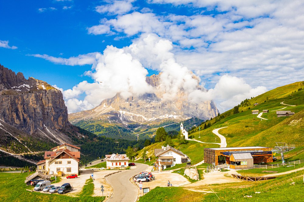 Облака зацепились за гору в Альпах. Сельва де валгардена Доломитовые Альпы. Италия.