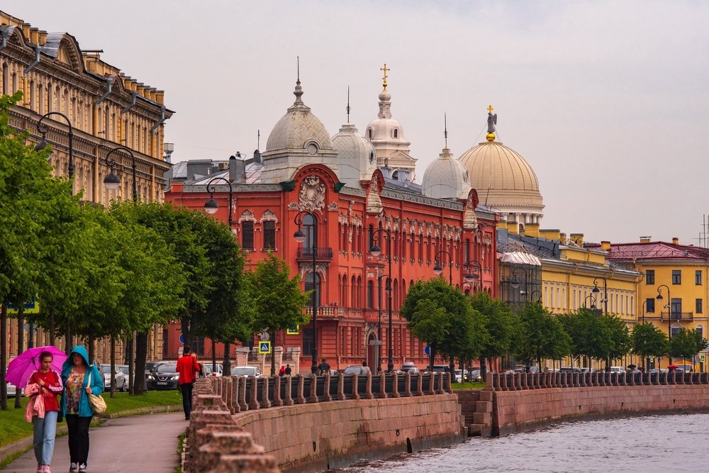 Набережная Макарова летним вечером