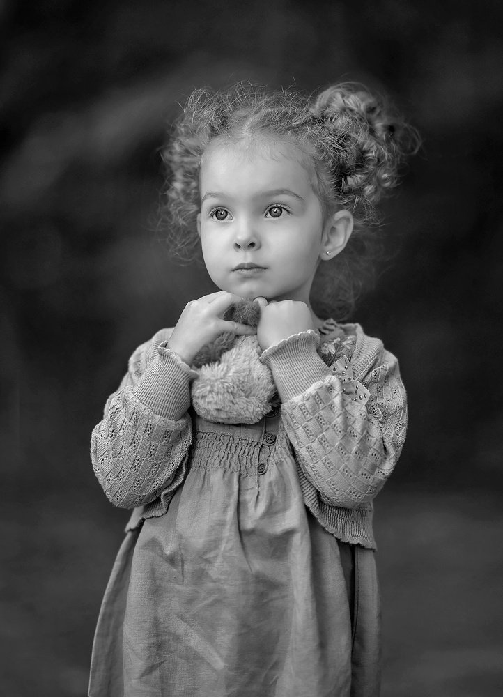 Девочка с игрушкой