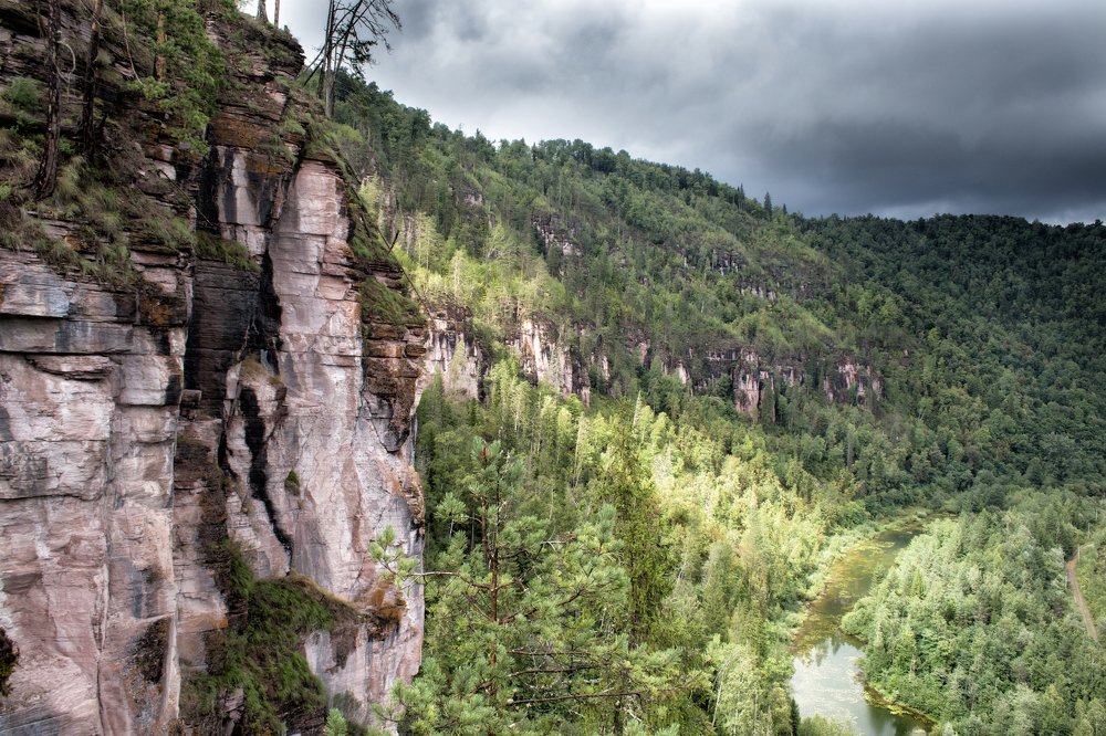 На вершине розовых скал в деревне Ассы