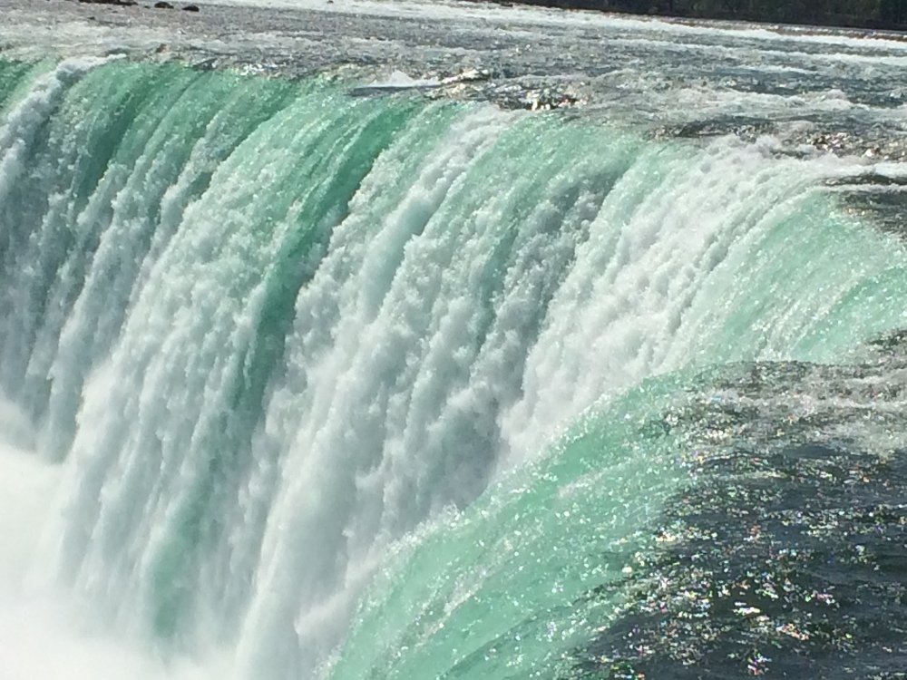 Величественный Ниагарский водопад.
