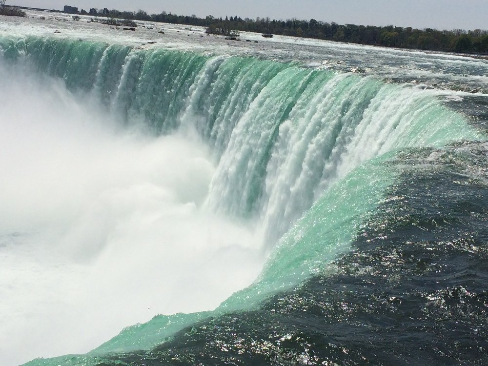 Величественный Ниагарский водопад.