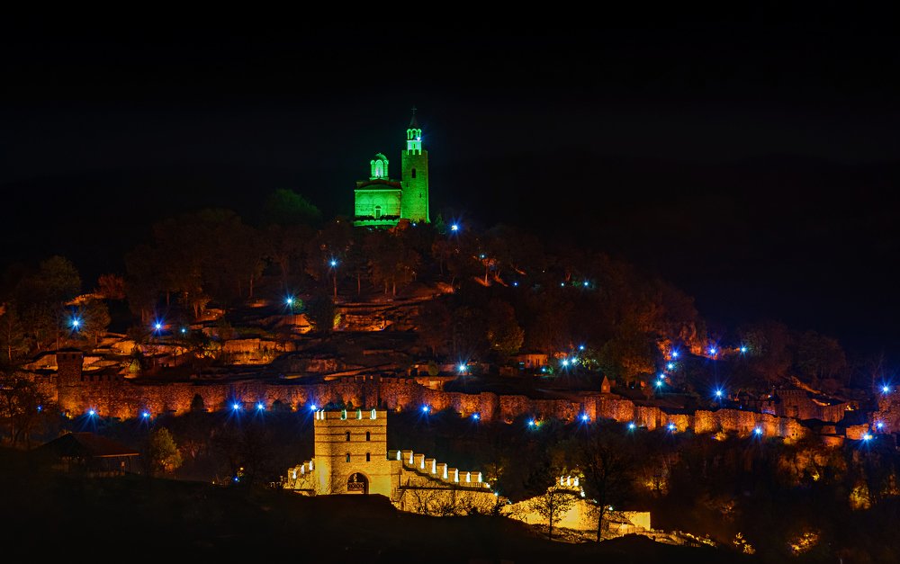 Tsarevets in green, red and yellow