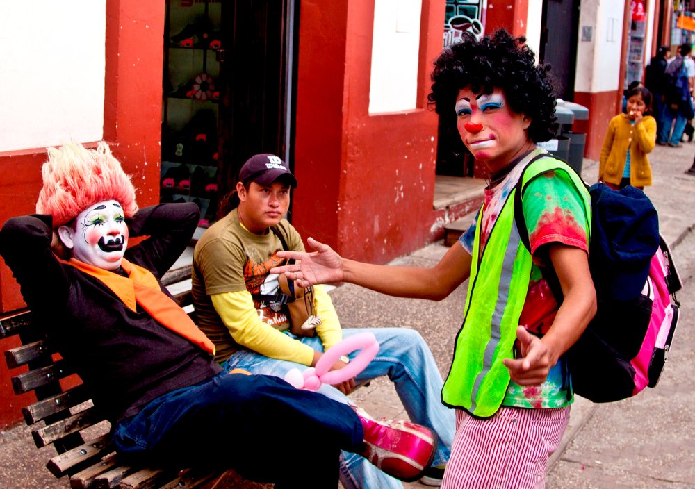 Уличные клоуны